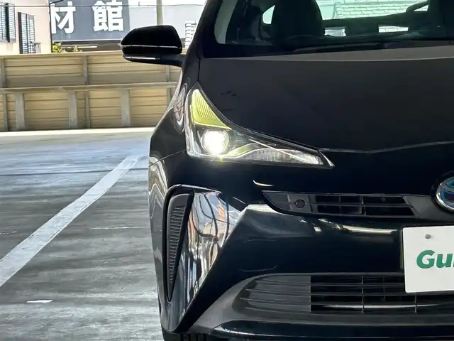 トヨタ プリウス S 静岡県 2020(令2)年 4.6万km アティチュードブラックマイカ 後期型/トヨタセーフティセンス/ケンウッドナビ/ＢＴオーディオ/ＣＤ再/バックカメラ/ＥＴＣ/ドアバイザー/レーダークルーズ/ＰＫＳＢ/ＬＥＤヘッドライト/ボンネット＆ルーフラッピング済み/スマートキー２本