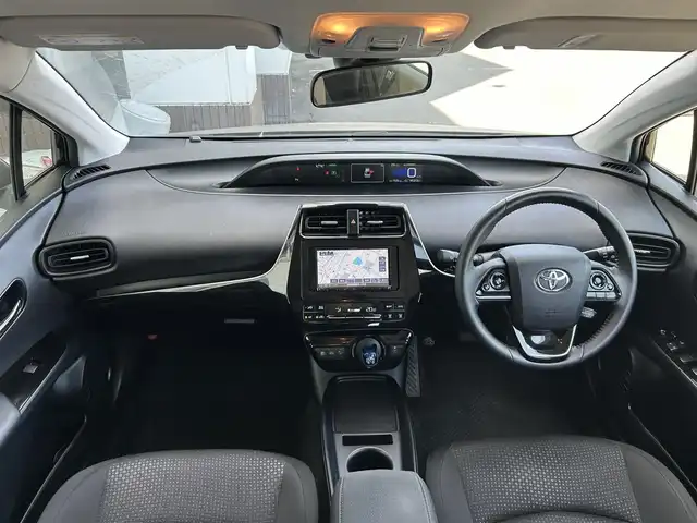 トヨタ プリウス S 静岡県 2020(令2)年 4.6万km アティチュードブラックマイカ 後期型/トヨタセーフティセンス/ケンウッドナビ/ＢＴオーディオ/ＣＤ再/バックカメラ/ＥＴＣ/ドアバイザー/レーダークルーズ/ＰＫＳＢ/ＬＥＤヘッドライト/ボンネット＆ルーフラッピング済み/スマートキー２本