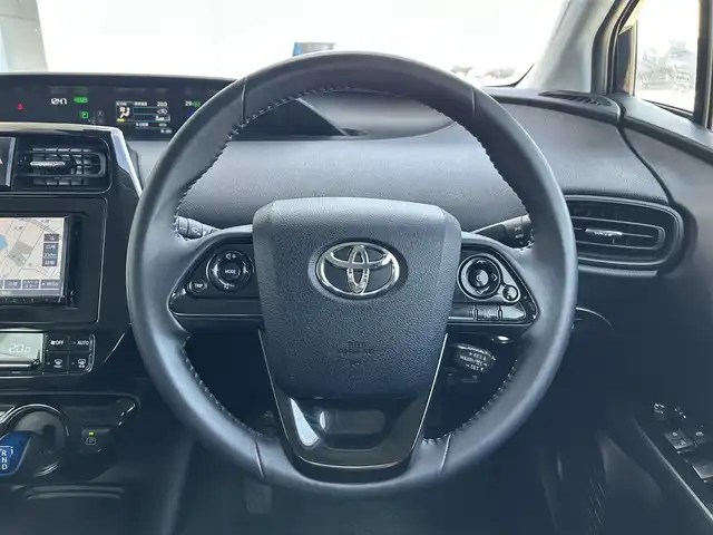 トヨタ プリウス S 静岡県 2020(令2)年 4.6万km アティチュードブラックマイカ 後期型/トヨタセーフティセンス/ケンウッドナビ/ＢＴオーディオ/ＣＤ再/バックカメラ/ＥＴＣ/ドアバイザー/レーダークルーズ/ＰＫＳＢ/ＬＥＤヘッドライト/ボンネット＆ルーフラッピング済み/スマートキー２本