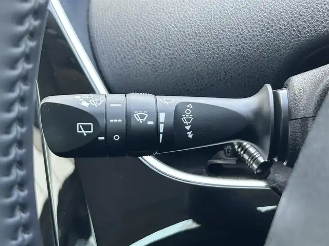 トヨタ プリウス S 静岡県 2020(令2)年 4.6万km アティチュードブラックマイカ 後期型/トヨタセーフティセンス/ケンウッドナビ/ＢＴオーディオ/ＣＤ再/バックカメラ/ＥＴＣ/ドアバイザー/レーダークルーズ/ＰＫＳＢ/ＬＥＤヘッドライト/ボンネット＆ルーフラッピング済み/スマートキー２本