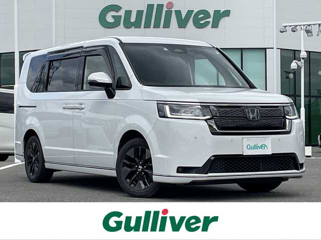 ホンダ ステップワゴン スパーダ eHEV 熊本県 2022(令4)年 3万km プラチナホワイトパール 純正11.4インチメモリーナビゲーション/・フルセグTV/CD/DVD/SD/Bluetooth/純正フリップダウンモニター/バックカメラ/前後ドライブレコーダー/ビルトインETC/両側パワースライドドア/電子パーキングブレーキ/BRAKE HOLD機能/パワーテールゲート/後席エアコン/ハーフレザーシート/DN席シートヒーター/2列目オットマン/後席サンシェード/ISOFIX対応/パドルシフト/革巻きステアリング/ステアリングリモコン/純正16インチアルミホイール/純正LEDヘッドライト/・オートマチックハイビーム/純正LEDフォグランプ/純正フロアマット/純正ドアバイザ―/新車保証書/スペアキー１本/ホンダセンシング/・アダプティブクルーズコントロール/・衝突被害軽減ブレーキ/・先行車発進お知らせ機能/・路外逸脱抑制機能/・ブラインドスポットインフォメーション/・標識認識機能/・パーキングセンサーシステム