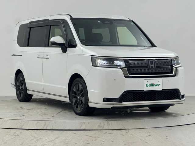 ホンダ ステップワゴン スパーダ eHEV 熊本県 2022(令4)年 3万km プラチナホワイトパール 純正11.4インチメモリーナビゲーション/・フルセグTV/CD/DVD/SD/Bluetooth/純正フリップダウンモニター/バックカメラ/前後ドライブレコーダー/ビルトインETC/両側パワースライドドア/電子パーキングブレーキ/BRAKE HOLD機能/パワーテールゲート/後席エアコン/ハーフレザーシート/DN席シートヒーター/2列目オットマン/後席サンシェード/ISOFIX対応/パドルシフト/革巻きステアリング/ステアリングリモコン/純正16インチアルミホイール/純正LEDヘッドライト/・オートマチックハイビーム/純正LEDフォグランプ/純正フロアマット/純正ドアバイザ―/新車保証書/スペアキー１本/ホンダセンシング/・アダプティブクルーズコントロール/・衝突被害軽減ブレーキ/・先行車発進お知らせ機能/・路外逸脱抑制機能/・ブラインドスポットインフォメーション/・標識認識機能/・パーキングセンサーシステム