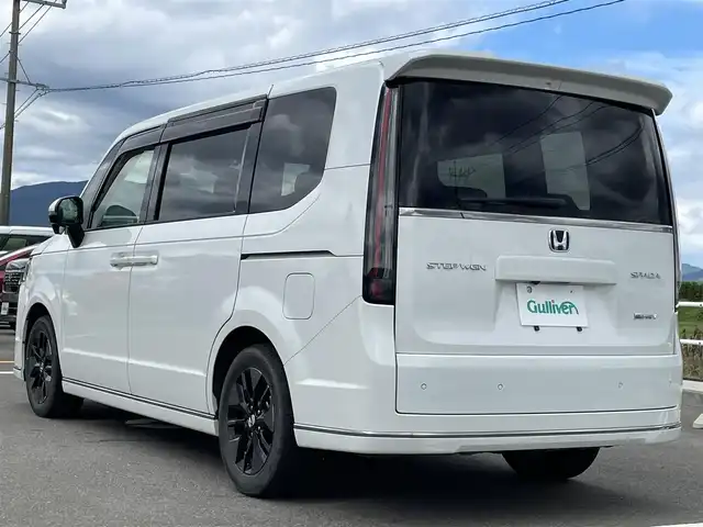 ホンダ ステップワゴン スパーダ eHEV 熊本県 2022(令4)年 3万km プラチナホワイトパール 純正11.4インチメモリーナビゲーション/・フルセグTV/CD/DVD/SD/Bluetooth/純正フリップダウンモニター/バックカメラ/前後ドライブレコーダー/ビルトインETC/両側パワースライドドア/電子パーキングブレーキ/BRAKE HOLD機能/パワーテールゲート/後席エアコン/ハーフレザーシート/DN席シートヒーター/2列目オットマン/後席サンシェード/ISOFIX対応/パドルシフト/革巻きステアリング/ステアリングリモコン/純正16インチアルミホイール/純正LEDヘッドライト/・オートマチックハイビーム/純正LEDフォグランプ/純正フロアマット/純正ドアバイザ―/新車保証書/スペアキー１本/ホンダセンシング/・アダプティブクルーズコントロール/・衝突被害軽減ブレーキ/・先行車発進お知らせ機能/・路外逸脱抑制機能/・ブラインドスポットインフォメーション/・標識認識機能/・パーキングセンサーシステム