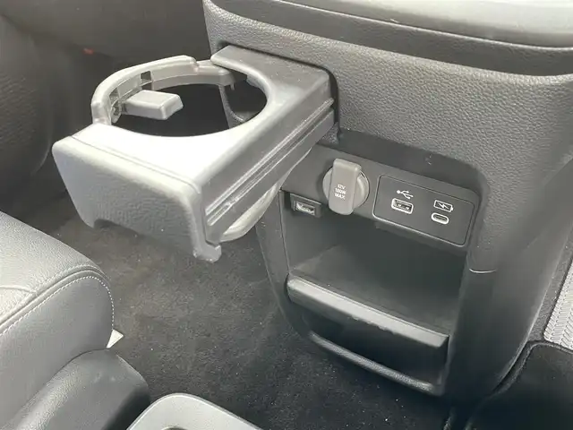ホンダ ステップワゴン スパーダ eHEV 熊本県 2022(令4)年 3万km プラチナホワイトパール 純正11.4インチメモリーナビゲーション/・フルセグTV/CD/DVD/SD/Bluetooth/純正フリップダウンモニター/バックカメラ/前後ドライブレコーダー/ビルトインETC/両側パワースライドドア/電子パーキングブレーキ/BRAKE HOLD機能/パワーテールゲート/後席エアコン/ハーフレザーシート/DN席シートヒーター/2列目オットマン/後席サンシェード/ISOFIX対応/パドルシフト/革巻きステアリング/ステアリングリモコン/純正16インチアルミホイール/純正LEDヘッドライト/・オートマチックハイビーム/純正LEDフォグランプ/純正フロアマット/純正ドアバイザ―/新車保証書/スペアキー１本/ホンダセンシング/・アダプティブクルーズコントロール/・衝突被害軽減ブレーキ/・先行車発進お知らせ機能/・路外逸脱抑制機能/・ブラインドスポットインフォメーション/・標識認識機能/・パーキングセンサーシステム