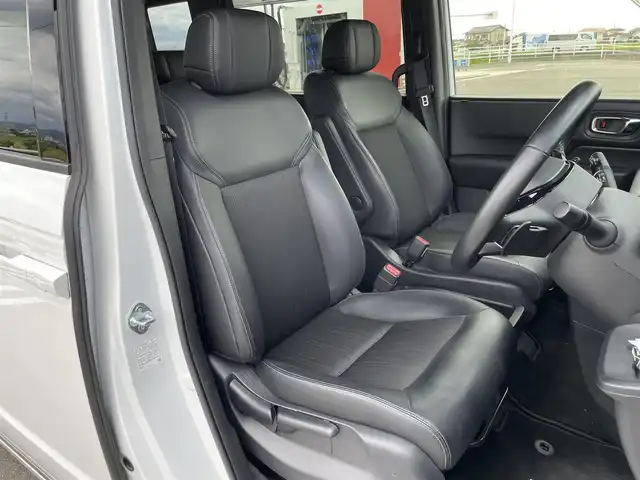 ホンダ ステップワゴン スパーダ eHEV 熊本県 2022(令4)年 3万km プラチナホワイトパール 純正11.4インチメモリーナビゲーション/・フルセグTV/CD/DVD/SD/Bluetooth/純正フリップダウンモニター/バックカメラ/前後ドライブレコーダー/ビルトインETC/両側パワースライドドア/電子パーキングブレーキ/BRAKE HOLD機能/パワーテールゲート/後席エアコン/ハーフレザーシート/DN席シートヒーター/2列目オットマン/後席サンシェード/ISOFIX対応/パドルシフト/革巻きステアリング/ステアリングリモコン/純正16インチアルミホイール/純正LEDヘッドライト/・オートマチックハイビーム/純正LEDフォグランプ/純正フロアマット/純正ドアバイザ―/新車保証書/スペアキー１本/ホンダセンシング/・アダプティブクルーズコントロール/・衝突被害軽減ブレーキ/・先行車発進お知らせ機能/・路外逸脱抑制機能/・ブラインドスポットインフォメーション/・標識認識機能/・パーキングセンサーシステム