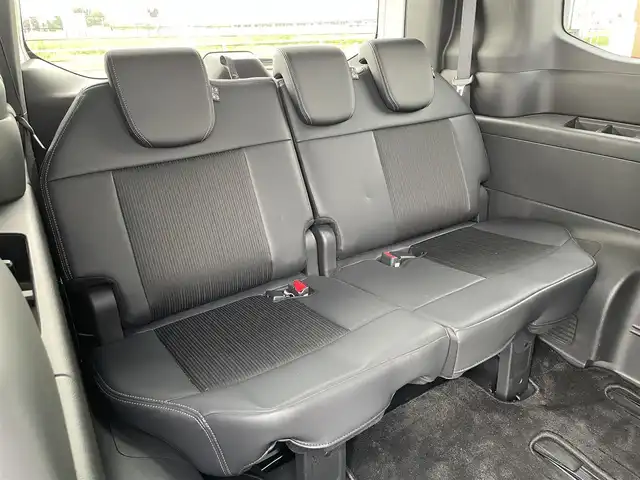 ホンダ ステップワゴン スパーダ eHEV 熊本県 2022(令4)年 3万km プラチナホワイトパール 純正11.4インチメモリーナビゲーション/・フルセグTV/CD/DVD/SD/Bluetooth/純正フリップダウンモニター/バックカメラ/前後ドライブレコーダー/ビルトインETC/両側パワースライドドア/電子パーキングブレーキ/BRAKE HOLD機能/パワーテールゲート/後席エアコン/ハーフレザーシート/DN席シートヒーター/2列目オットマン/後席サンシェード/ISOFIX対応/パドルシフト/革巻きステアリング/ステアリングリモコン/純正16インチアルミホイール/純正LEDヘッドライト/・オートマチックハイビーム/純正LEDフォグランプ/純正フロアマット/純正ドアバイザ―/新車保証書/スペアキー１本/ホンダセンシング/・アダプティブクルーズコントロール/・衝突被害軽減ブレーキ/・先行車発進お知らせ機能/・路外逸脱抑制機能/・ブラインドスポットインフォメーション/・標識認識機能/・パーキングセンサーシステム