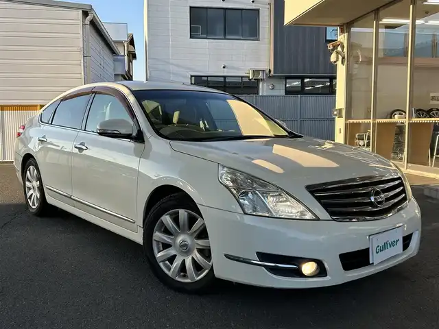 日産 ティアナ 250XV 宮城県 2008(平20)年 3.8万km ホワイトパール ・純正ナビ/（フルセグTV/Bluetooth/CD/DVD/AUX)/・バックカメラ/・前席パワーシート/・運転席メモリーシート/・助手席オットマン/・電動格納ウィンカーミラー/・HIDライト/・フロントフォグランプ/・オートライト/・革ステアリング/・ステアリングスイッチ/・ETC/・ISOFIX/・リアプライバシーガラス/・バイザー/・純正17インチアルミホイール/・Wエアバッグ/ABS/・フロアマット/・スマートキー/・スペアキー×1/・保証書/・取扱説明書