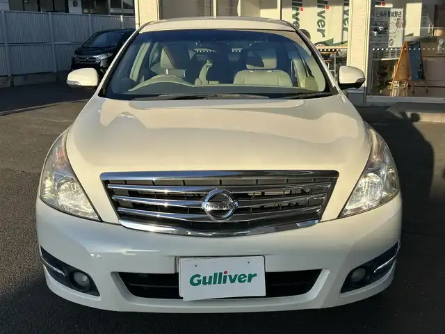 日産 ティアナ 250XV 宮城県 2008(平20)年 3.8万km ホワイトパール ・純正ナビ/（フルセグTV/Bluetooth/CD/DVD/AUX)/・バックカメラ/・前席パワーシート/・運転席メモリーシート/・助手席オットマン/・電動格納ウィンカーミラー/・HIDライト/・フロントフォグランプ/・オートライト/・革ステアリング/・ステアリングスイッチ/・ETC/・ISOFIX/・リアプライバシーガラス/・バイザー/・純正17インチアルミホイール/・Wエアバッグ/ABS/・フロアマット/・スマートキー/・スペアキー×1/・保証書/・取扱説明書