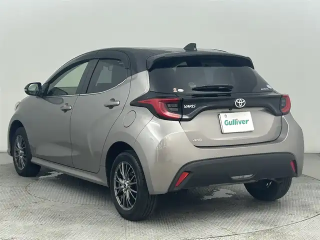 トヨタ ヤリス Z 道央・札幌 2021(令3)年 1.2万km ブラック/アバンギャルドブロンズメタリック ・４WD/・寒冷地仕様/・純正ディスプレイオーディオ/　BT/USB/miracast/・ビルトインETC/・トヨタセーフティセンス/・プリクラッシュセーフティ/・レーダークルーズコントロール/・レーントレーシングアシスト/・ブラインドスポットモニター/・クリアランスソナー/・リヤクロストラフィックアラート/・パーキングサポートブレーキ/・ロードサインアシスト/・オートハイビーム/・前席シートヒーター/・LEDヘッドライト/・フォグライト/・オートライト/・プッシュスタート/・スマートキー/・純正フロアマット/・ドアバイザー
