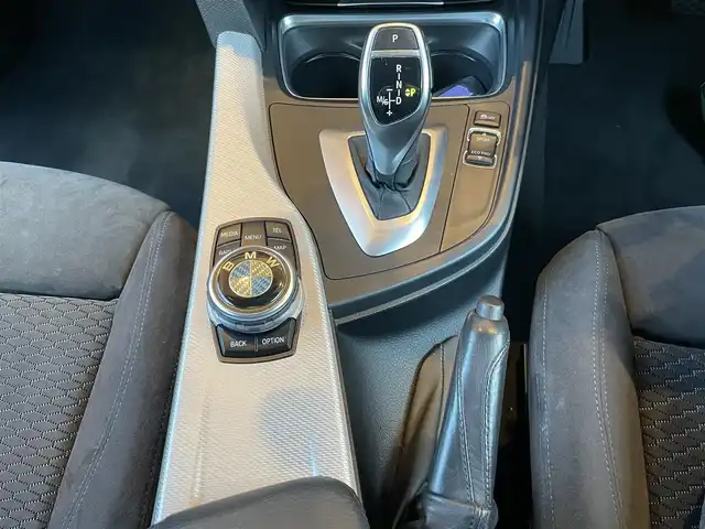 ＢＭＷ ３２０ｉ グランツーリスモ Mスポーツ 鹿児島県 2015(平27)年 8.2万km 白 禁煙車/純正ナビ/Bluetooth/CD/DVD/バックカメラ/ETC/USB入力端子/パワーシート/ドライブレコーダー/社外フロアマット/横滑り防止装置/レーンキープアシスト/オートライト/保証書/取扱説明書