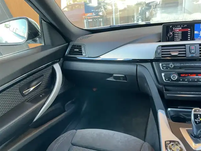 ＢＭＷ ３２０ｉ グランツーリスモ Mスポーツ 鹿児島県 2015(平27)年 8.2万km 白 禁煙車/純正ナビ/Bluetooth/CD/DVD/バックカメラ/ETC/USB入力端子/パワーシート/ドライブレコーダー/社外フロアマット/横滑り防止装置/レーンキープアシスト/オートライト/保証書/取扱説明書