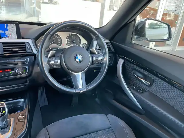 ＢＭＷ ３２０ｉ グランツーリスモ Mスポーツ 鹿児島県 2015(平27)年 8.2万km 白 禁煙車/純正ナビ/Bluetooth/CD/DVD/バックカメラ/ETC/USB入力端子/パワーシート/ドライブレコーダー/社外フロアマット/横滑り防止装置/レーンキープアシスト/オートライト/保証書/取扱説明書