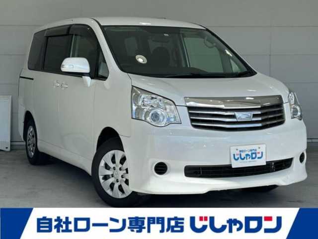 トヨタ ノア X スペシャルエディション 沖縄県 2013(平25)年 7万km ホワイトパールクリスタルシャイン (株)IDOMが運営する【じしゃロンコザ店】の自社ローン専用車両になりますこちらは現金またはオートローンご利用時の価格です。自社ローンご希望の方は別途その旨お申付け下さい/純正ナビ　/フルセグＴＶ/Ｂｌｕｅｔｏｏｔｈ接続　/バックカメラ　/両側パワースライドドア　/純正フロアマット　/純正アルミホイール　/オートライト　/キセノンライト　/プッシュスタート　/スマートキー