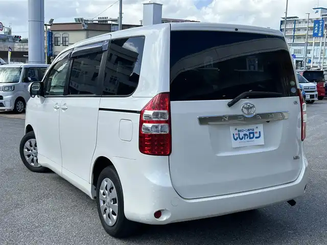 トヨタ ノア X スペシャルエディション 沖縄県 2013(平25)年 7万km ホワイトパールクリスタルシャイン (株)IDOMが運営する【じしゃロンコザ店】の自社ローン専用車両になりますこちらは現金またはオートローンご利用時の価格です。自社ローンご希望の方は別途その旨お申付け下さい/純正ナビ　/フルセグＴＶ/Ｂｌｕｅｔｏｏｔｈ接続　/バックカメラ　/両側パワースライドドア　/純正フロアマット　/純正アルミホイール　/オートライト　/キセノンライト　/プッシュスタート　/スマートキー