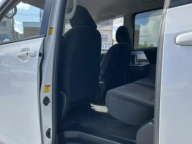 トヨタ ノア X スペシャルエディション 沖縄県 2013(平25)年 7万km ホワイトパールクリスタルシャイン (株)IDOMが運営する【じしゃロンコザ店】の自社ローン専用車両になりますこちらは現金またはオートローンご利用時の価格です。自社ローンご希望の方は別途その旨お申付け下さい/純正ナビ　/フルセグＴＶ/Ｂｌｕｅｔｏｏｔｈ接続　/バックカメラ　/両側パワースライドドア　/純正フロアマット　/純正アルミホイール　/オートライト　/キセノンライト　/プッシュスタート　/スマートキー