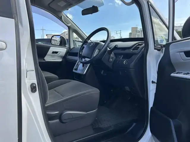 トヨタ ノア X スペシャルエディション 沖縄県 2013(平25)年 7万km ホワイトパールクリスタルシャイン (株)IDOMが運営する【じしゃロンコザ店】の自社ローン専用車両になりますこちらは現金またはオートローンご利用時の価格です。自社ローンご希望の方は別途その旨お申付け下さい/純正ナビ　/フルセグＴＶ/Ｂｌｕｅｔｏｏｔｈ接続　/バックカメラ　/両側パワースライドドア　/純正フロアマット　/純正アルミホイール　/オートライト　/キセノンライト　/プッシュスタート　/スマートキー