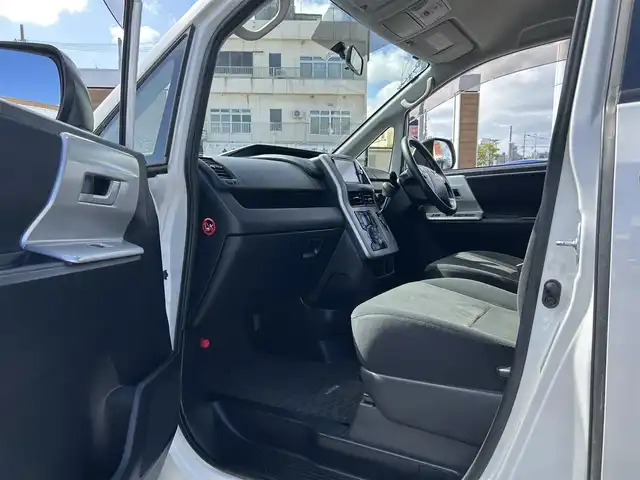 トヨタ ノア X スペシャルエディション 沖縄県 2013(平25)年 7万km ホワイトパールクリスタルシャイン (株)IDOMが運営する【じしゃロンコザ店】の自社ローン専用車両になりますこちらは現金またはオートローンご利用時の価格です。自社ローンご希望の方は別途その旨お申付け下さい/純正ナビ　/フルセグＴＶ/Ｂｌｕｅｔｏｏｔｈ接続　/バックカメラ　/両側パワースライドドア　/純正フロアマット　/純正アルミホイール　/オートライト　/キセノンライト　/プッシュスタート　/スマートキー