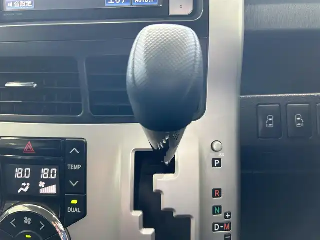 トヨタ ノア X スペシャルエディション 沖縄県 2013(平25)年 7万km ホワイトパールクリスタルシャイン (株)IDOMが運営する【じしゃロンコザ店】の自社ローン専用車両になりますこちらは現金またはオートローンご利用時の価格です。自社ローンご希望の方は別途その旨お申付け下さい/純正ナビ　/フルセグＴＶ/Ｂｌｕｅｔｏｏｔｈ接続　/バックカメラ　/両側パワースライドドア　/純正フロアマット　/純正アルミホイール　/オートライト　/キセノンライト　/プッシュスタート　/スマートキー