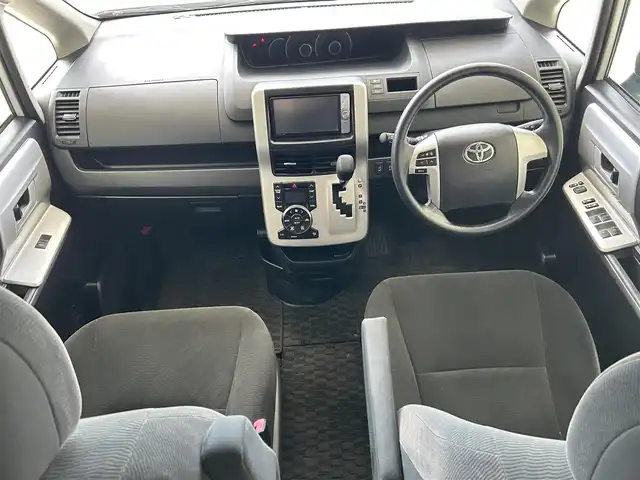 トヨタ ノア X スペシャルエディション 沖縄県 2013(平25)年 7万km ホワイトパールクリスタルシャイン (株)IDOMが運営する【じしゃロンコザ店】の自社ローン専用車両になりますこちらは現金またはオートローンご利用時の価格です。自社ローンご希望の方は別途その旨お申付け下さい/純正ナビ　/フルセグＴＶ/Ｂｌｕｅｔｏｏｔｈ接続　/バックカメラ　/両側パワースライドドア　/純正フロアマット　/純正アルミホイール　/オートライト　/キセノンライト　/プッシュスタート　/スマートキー