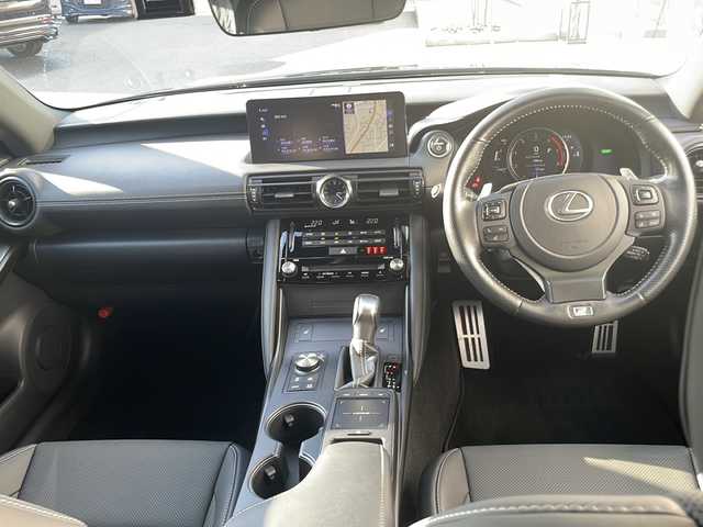 レクサス ＩＳ 300h Fスポーツ 福岡県 2024(令6)年 1.2万km グラファイトブラックガラスフレーク 純正メーカーナビ/　（AM/FM/CD/DVD/USB/Bluetooth/SD/AUX/フルセグ）/ムーンルーフ/３眼LEDヘッドライト/パノラマミックビューモニター/オレンジキャリパー/シートヒーター（D席＋N席）/ステアリングヒーター/ブラインドスポットモニター/レーダークルーズコントロール/オートハイビーム/ETC2.0/前後ドライブレコーダー/D+N席パワーシート/レザーシート/D+N席シートヒーター/純正19インチアルミホイール/パドルシフト