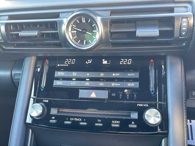 レクサス ＩＳ 300h Fスポーツ 福岡県 2024(令6)年 1.2万km グラファイトブラックガラスフレーク 純正メーカーナビ/　（AM/FM/CD/DVD/USB/Bluetooth/SD/AUX/フルセグ）/ムーンルーフ/３眼LEDヘッドライト/パノラマミックビューモニター/オレンジキャリパー/シートヒーター（D席＋N席）/ステアリングヒーター/ブラインドスポットモニター/レーダークルーズコントロール/オートハイビーム/ETC2.0/前後ドライブレコーダー/D+N席パワーシート/レザーシート/D+N席シートヒーター/純正19インチアルミホイール/パドルシフト