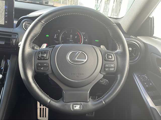 レクサス ＩＳ 300h Fスポーツ 福岡県 2024(令6)年 1.2万km グラファイトブラックガラスフレーク 純正メーカーナビ/　（AM/FM/CD/DVD/USB/Bluetooth/SD/AUX/フルセグ）/ムーンルーフ/３眼LEDヘッドライト/パノラマミックビューモニター/オレンジキャリパー/シートヒーター（D席＋N席）/ステアリングヒーター/ブラインドスポットモニター/レーダークルーズコントロール/オートハイビーム/ETC2.0/前後ドライブレコーダー/D+N席パワーシート/レザーシート/D+N席シートヒーター/純正19インチアルミホイール/パドルシフト