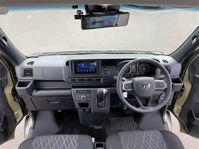 ダイハツ アトレー バン デッキバン 東京都 2025(令7)年 0.3万km オフビートカーキM ディスプレイオーディオ/（BT/CarAVAssist/AndroidAuto)/スマートアシスト/・アダプティブクルーズコントロール/・レーンキープコントロール/・先行車発進お知らせ/・衝突回避支援ブレーキ機能/・誤発進抑制制御機能/・ふらつき警報/両側パワースライド/リアサーキュレーター/MLJ社製XTREME-Jホイール/純正フロアマット/デジタルインナーミラー型ドライブレコーダー（前/後）