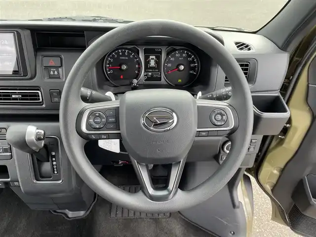 ダイハツ アトレー バン デッキバン 東京都 2025(令7)年 0.3万km オフビートカーキM ディスプレイオーディオ/（BT/CarAVAssist/AndroidAuto)/スマートアシスト/・アダプティブクルーズコントロール/・レーンキープコントロール/・先行車発進お知らせ/・衝突回避支援ブレーキ機能/・誤発進抑制制御機能/・ふらつき警報/両側パワースライド/リアサーキュレーター/MLJ社製XTREME-Jホイール/純正フロアマット/デジタルインナーミラー型ドライブレコーダー（前/後）