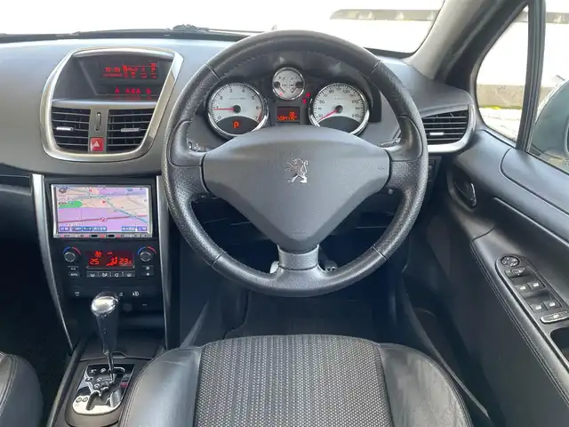 プジョー ２０７ Cielo 埼玉県 2009(平21)年 6.5万km ライトブルー /パノラミックガラスルーフ//社外HDDナビ//フルセグTV//CD/DVD/Bluetooth//クルーズコントロール//ETC//キーレス//W.サイド.カーテンエアバッグ//ABS//ESP//革巻きステアリング//オートライト//Fフォグランプ//プライバシーガラス//純正16インチAW//新車時保証書//取扱説明書//ナビ取説//スペアキー