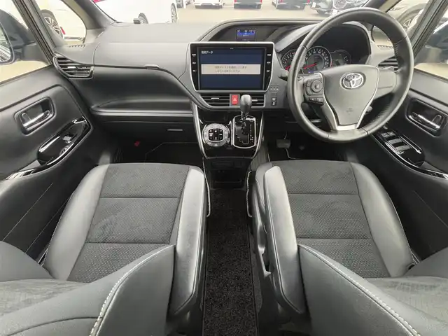 トヨタ ヴォクシー ZS 煌Ⅲ 徳島県 2021(令3)年 1.9万km ブラック 純正10型SDナビ　NSZN-Z68T/AM/FM/Bluetooth/DISC/SD/TV/バックカメラ/両側電動スライドドア/オートライト/本革巻きステアリング/クルーズコントロール/コーナーセンサー/ドライブレコーダー/ETC2.0/オートマチックハイビーム/LEDヘッドライト/純正16インチアルミホイール/ドアバイザー/純正フロアマット/パーキングサポートブレーキ/クリアランスソナー/スマートキー/プッシュスタート/ECO モード/横滑り防止装置/レーンキープアシスト