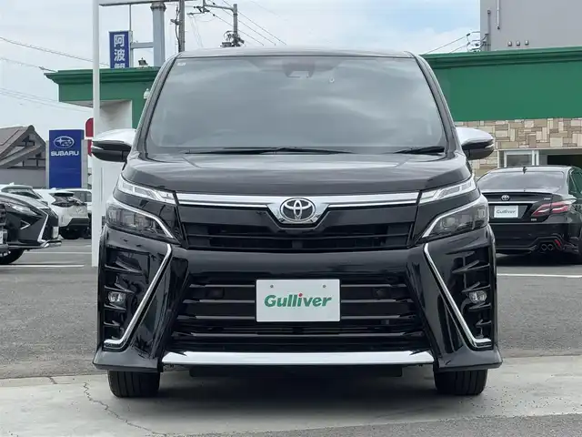 トヨタ ヴォクシー ZS 煌Ⅲ 徳島県 2021(令3)年 1.9万km ブラック 純正10型SDナビ　NSZN-Z68T/AM/FM/Bluetooth/DISC/SD/TV/バックカメラ/両側電動スライドドア/オートライト/本革巻きステアリング/クルーズコントロール/コーナーセンサー/ドライブレコーダー/ETC2.0/オートマチックハイビーム/LEDヘッドライト/純正16インチアルミホイール/ドアバイザー/純正フロアマット/パーキングサポートブレーキ/クリアランスソナー/スマートキー/プッシュスタート/ECO モード/横滑り防止装置/レーンキープアシスト