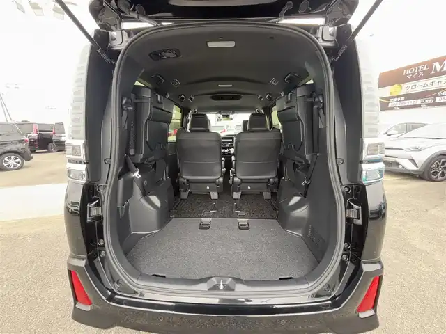 トヨタ ヴォクシー ZS 煌Ⅲ 徳島県 2021(令3)年 1.9万km ブラック 純正10型SDナビ　NSZN-Z68T/AM/FM/Bluetooth/DISC/SD/TV/バックカメラ/両側電動スライドドア/オートライト/本革巻きステアリング/クルーズコントロール/コーナーセンサー/ドライブレコーダー/ETC2.0/オートマチックハイビーム/LEDヘッドライト/純正16インチアルミホイール/ドアバイザー/純正フロアマット/パーキングサポートブレーキ/クリアランスソナー/スマートキー/プッシュスタート/ECO モード/横滑り防止装置/レーンキープアシスト