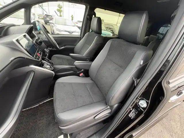 トヨタ ヴォクシー ZS 煌Ⅲ 徳島県 2021(令3)年 1.9万km ブラック 純正10型SDナビ　NSZN-Z68T/AM/FM/Bluetooth/DISC/SD/TV/バックカメラ/両側電動スライドドア/オートライト/本革巻きステアリング/クルーズコントロール/コーナーセンサー/ドライブレコーダー/ETC2.0/オートマチックハイビーム/LEDヘッドライト/純正16インチアルミホイール/ドアバイザー/純正フロアマット/パーキングサポートブレーキ/クリアランスソナー/スマートキー/プッシュスタート/ECO モード/横滑り防止装置/レーンキープアシスト