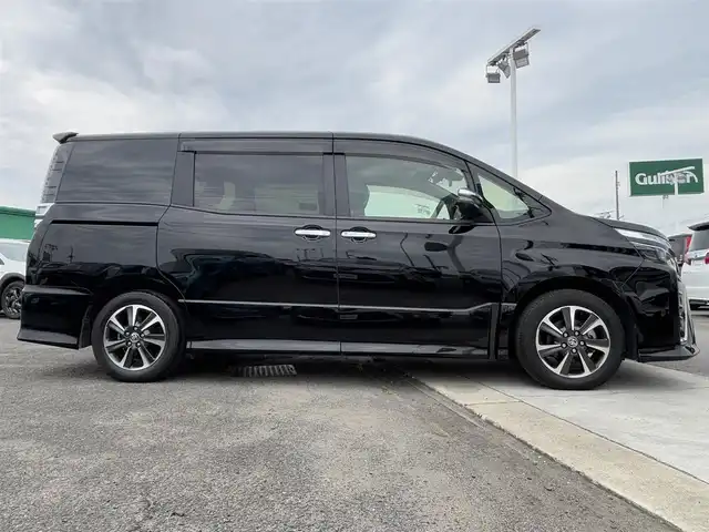 トヨタ ヴォクシー ZS 煌Ⅲ 徳島県 2021(令3)年 1.9万km ブラック 純正10型SDナビ　NSZN-Z68T/AM/FM/Bluetooth/DISC/SD/TV/バックカメラ/両側電動スライドドア/オートライト/本革巻きステアリング/クルーズコントロール/コーナーセンサー/ドライブレコーダー/ETC2.0/オートマチックハイビーム/LEDヘッドライト/純正16インチアルミホイール/ドアバイザー/純正フロアマット/パーキングサポートブレーキ/クリアランスソナー/スマートキー/プッシュスタート/ECO モード/横滑り防止装置/レーンキープアシスト