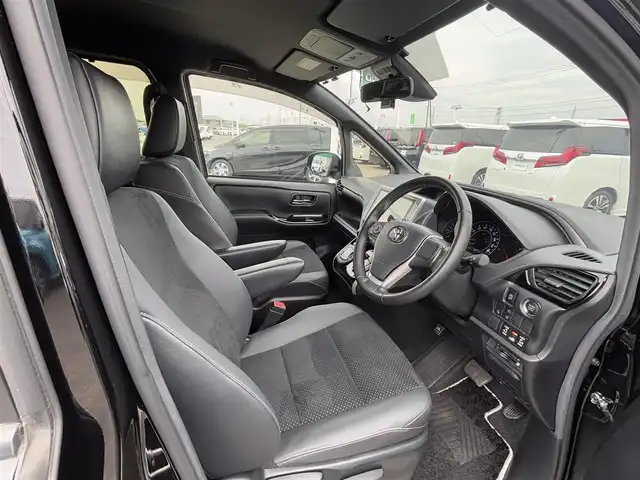 トヨタ ヴォクシー ZS 煌Ⅲ 徳島県 2021(令3)年 1.9万km ブラック 純正10型SDナビ　NSZN-Z68T/AM/FM/Bluetooth/DISC/SD/TV/バックカメラ/両側電動スライドドア/オートライト/本革巻きステアリング/クルーズコントロール/コーナーセンサー/ドライブレコーダー/ETC2.0/オートマチックハイビーム/LEDヘッドライト/純正16インチアルミホイール/ドアバイザー/純正フロアマット/パーキングサポートブレーキ/クリアランスソナー/スマートキー/プッシュスタート/ECO モード/横滑り防止装置/レーンキープアシスト