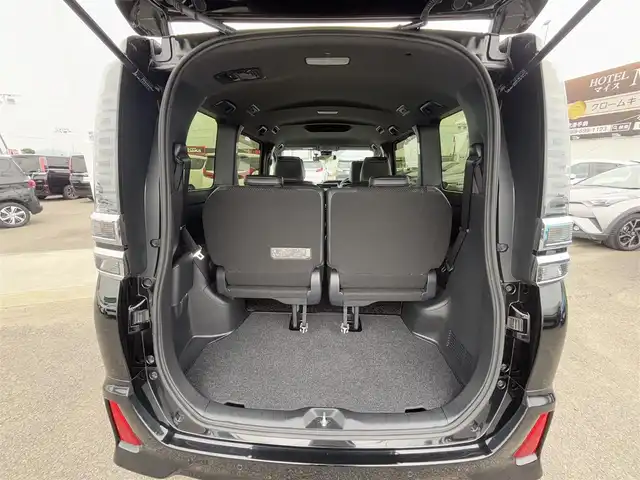 トヨタ ヴォクシー ZS 煌Ⅲ 徳島県 2021(令3)年 1.9万km ブラック 純正10型SDナビ　NSZN-Z68T/AM/FM/Bluetooth/DISC/SD/TV/バックカメラ/両側電動スライドドア/オートライト/本革巻きステアリング/クルーズコントロール/コーナーセンサー/ドライブレコーダー/ETC2.0/オートマチックハイビーム/LEDヘッドライト/純正16インチアルミホイール/ドアバイザー/純正フロアマット/パーキングサポートブレーキ/クリアランスソナー/スマートキー/プッシュスタート/ECO モード/横滑り防止装置/レーンキープアシスト