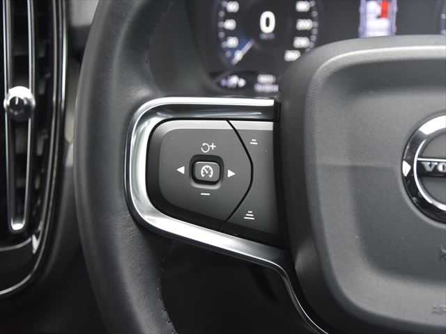 ボルボ ＸＣ４０ T5 AWD インスクリプション 和歌山県 2018(平30)年 5.9万km パール ACC /純正ナビ /フルセグ /全方位カメラ /Applecarplay /レザーシート /シートヒーター /電動バックドア /LEDヘッドライト /前席パワーシート /オートホールド /ルーフレール /プッシュスタート /オートライト /ETC/取扱説明書/保証書/スペアキー