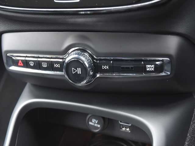 ボルボ ＸＣ４０ T5 AWD インスクリプション 和歌山県 2018(平30)年 5.9万km パール ACC /純正ナビ /フルセグ /全方位カメラ /Applecarplay /レザーシート /シートヒーター /電動バックドア /LEDヘッドライト /前席パワーシート /オートホールド /ルーフレール /プッシュスタート /オートライト /ETC/取扱説明書/保証書/スペアキー