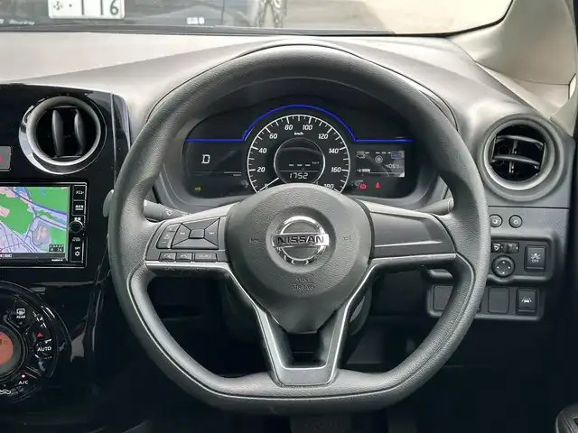 日産 ノート e－パワー X Vセレクション 島根県 2020(令2)年 0.4万km ダークメタルグレー エマージェンシーブレーキ/純正ナビ/CD/DVD/DTV/Bluetooth/アラウンドビューモニター/デジタルインナーミラー /LEDオートライト/オートハイビーム/ステアリングスイッチ/ETC/コーナーセンサー /スマートキー/プッシュスタート /純正フロアマット/ドアバイザー/純正アルミホイール