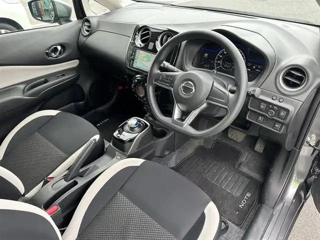 日産 ノート e－パワー X Vセレクション 島根県 2020(令2)年 0.4万km ダークメタルグレー エマージェンシーブレーキ/純正ナビ/CD/DVD/DTV/Bluetooth/アラウンドビューモニター/デジタルインナーミラー /LEDオートライト/オートハイビーム/ステアリングスイッチ/ETC/コーナーセンサー /スマートキー/プッシュスタート /純正フロアマット/ドアバイザー/純正アルミホイール