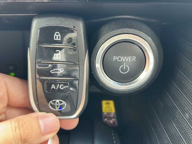 トヨタ ハリアー ＰＨＥＶ Z 岐阜県 2023(令5)年 1.6万km プラチナホワイトパールマイカ /ワンオーナー//TOYOTA×JBL純正ナビ/（Bluetooth/フルセグTV/AM/FM/USB/Apple CarPlay）//プラグインハイブリッドシステム//Toyota Safety Sence/（プリクラッシュセーフティ）/（レーントレーシングアシスト）/（アダプティブハイビームシステム）/（ロードサインアシスト）/（レーダークルーズコントロール）/（先行車発進告知機能）/（ドライバー異常時対応システム）/（ブラインドスポットモニター）/（パーキングサポートブレーキ）//電子制御ブレーキシステム//ABS//ブレーキアシスト//ビークルスタビリティコントロール//トラクションコントロールシステム//アクティブコーナリングアシスト//エレクトリックパワーステアリング//電気式4WDシステム//緊急ブレーキシグナル//セカンダリーコリジョンブレーキ//ヒルスタートアシストコントロール//調光パノラマルーフ//シートヒーター//デジタルインナーミラー//アクセサリーソケット//充電用ソケットTypeC ×3//100V電源//イモビライザー//ビルトインETC2.0//保証書//記録簿//取り扱い説明書
