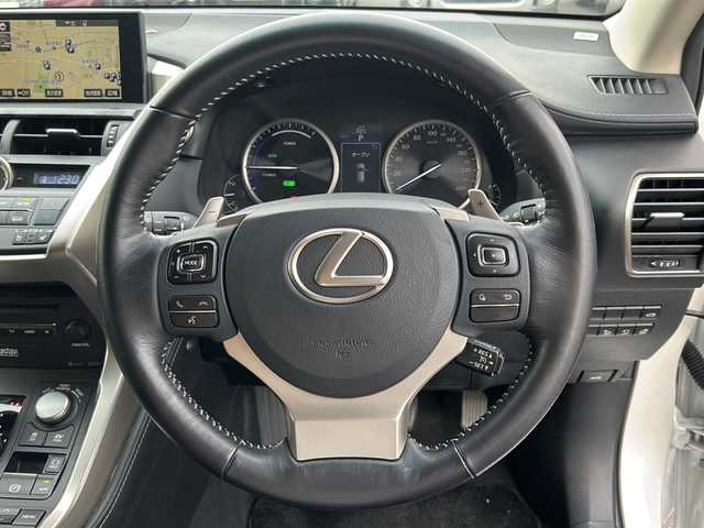 レクサス ＮＸ 300h バージョンL 栃木県 2015(平27)年 3.6万km ソニッククォーツ 純正SDナビ/Bluetooth CD DVD/TV　フルセグ/バックカメラ/ステアリングヒーター/ブラックレザーシート/シートヒーター/シートクーラー/パワーシート/パドルシフト/クルーズコントロール/パワーバックドア/横滑り防止装置/コーナーセンサー/盗難防止装置/LEDヘッドライト/オートライト/衝突被害軽減システム/純正フロアマット/純正18インチアルミホイール/保証書/取扱説明書/記録簿