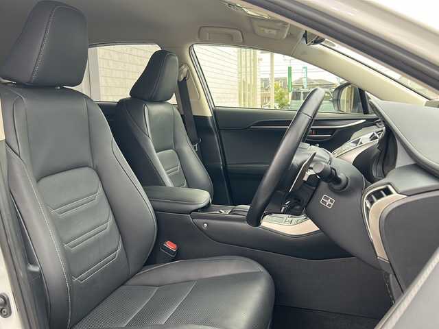 レクサス ＮＸ 300h バージョンL 栃木県 2015(平27)年 3.6万km ソニッククォーツ 純正SDナビ/Bluetooth CD DVD/TV　フルセグ/バックカメラ/ステアリングヒーター/ブラックレザーシート/シートヒーター/シートクーラー/パワーシート/パドルシフト/クルーズコントロール/パワーバックドア/横滑り防止装置/コーナーセンサー/盗難防止装置/LEDヘッドライト/オートライト/衝突被害軽減システム/純正フロアマット/純正18インチアルミホイール/保証書/取扱説明書/記録簿