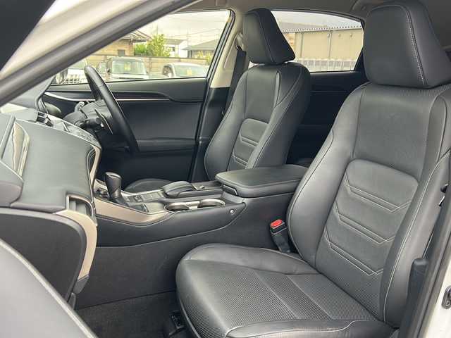 レクサス ＮＸ 300h バージョンL 栃木県 2015(平27)年 3.6万km ソニッククォーツ 純正SDナビ/Bluetooth CD DVD/TV　フルセグ/バックカメラ/ステアリングヒーター/ブラックレザーシート/シートヒーター/シートクーラー/パワーシート/パドルシフト/クルーズコントロール/パワーバックドア/横滑り防止装置/コーナーセンサー/盗難防止装置/LEDヘッドライト/オートライト/衝突被害軽減システム/純正フロアマット/純正18インチアルミホイール/保証書/取扱説明書/記録簿
