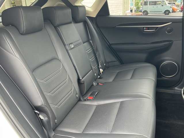 レクサス ＮＸ 300h バージョンL 栃木県 2015(平27)年 3.6万km ソニッククォーツ 純正SDナビ/Bluetooth CD DVD/TV　フルセグ/バックカメラ/ステアリングヒーター/ブラックレザーシート/シートヒーター/シートクーラー/パワーシート/パドルシフト/クルーズコントロール/パワーバックドア/横滑り防止装置/コーナーセンサー/盗難防止装置/LEDヘッドライト/オートライト/衝突被害軽減システム/純正フロアマット/純正18インチアルミホイール/保証書/取扱説明書/記録簿