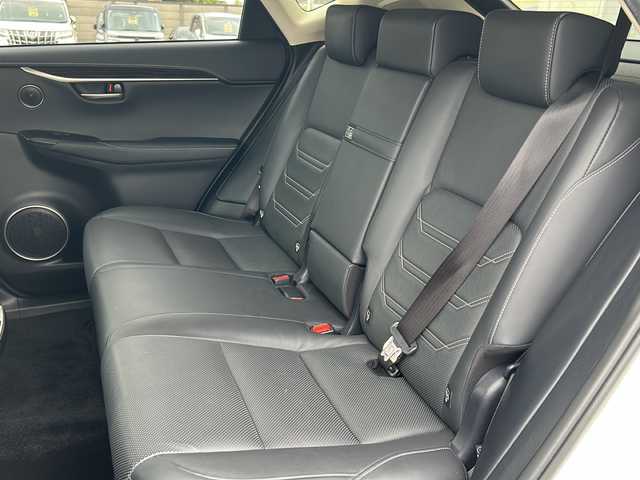 レクサス ＮＸ 300h バージョンL 栃木県 2015(平27)年 3.6万km ソニッククォーツ 純正SDナビ/Bluetooth CD DVD/TV　フルセグ/バックカメラ/ステアリングヒーター/ブラックレザーシート/シートヒーター/シートクーラー/パワーシート/パドルシフト/クルーズコントロール/パワーバックドア/横滑り防止装置/コーナーセンサー/盗難防止装置/LEDヘッドライト/オートライト/衝突被害軽減システム/純正フロアマット/純正18インチアルミホイール/保証書/取扱説明書/記録簿