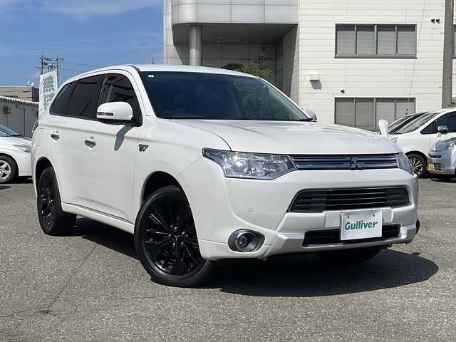 三菱 アウトランダー ＰＨＥＶ G セーフティパッケージ 福井県 2015(平27)年 8万km シルキーホワイト ワンオーナー/4WD/社外メモリナビゲーション/（CD/DVD/BT）/フルセグテレビ /バックカメラ/ミラー一体型ドライブレコーダー/純正18インチアルミホイール/AC100V/ハーフレザーシート/電動格納ミラー/シートヒーター /プリクラッシュセーフティ/レーンキープアシスト/アダプティブクルーズコントロール/パドルシフト/HIDヘッドライト/フォグランプ/スタリングリモコン/オートライト/ETC/スマートキー/プッシュスタート/保証書/取扱説明書