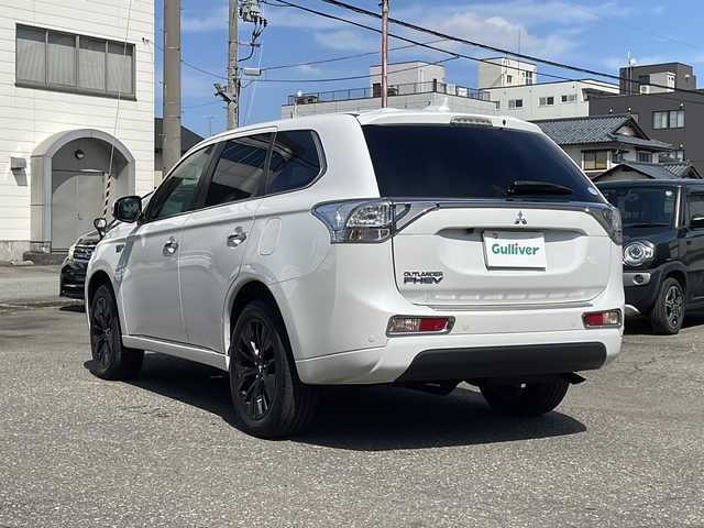 三菱 アウトランダー ＰＨＥＶ G セーフティパッケージ 福井県 2015(平27)年 8万km シルキーホワイト ワンオーナー/4WD/社外メモリナビゲーション/（CD/DVD/BT）/フルセグテレビ /バックカメラ/ミラー一体型ドライブレコーダー/純正18インチアルミホイール/AC100V/ハーフレザーシート/電動格納ミラー/シートヒーター /プリクラッシュセーフティ/レーンキープアシスト/アダプティブクルーズコントロール/パドルシフト/HIDヘッドライト/フォグランプ/スタリングリモコン/オートライト/ETC/スマートキー/プッシュスタート/保証書/取扱説明書