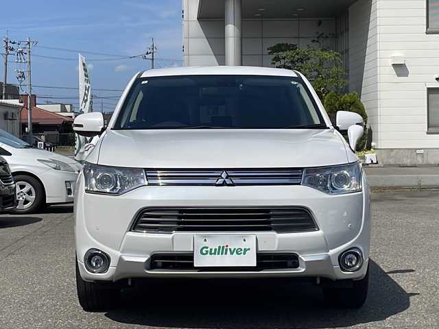 三菱 アウトランダー ＰＨＥＶ G セーフティパッケージ 福井県 2015(平27)年 8万km シルキーホワイト ワンオーナー/4WD/社外メモリナビゲーション/（CD/DVD/BT）/フルセグテレビ /バックカメラ/ミラー一体型ドライブレコーダー/純正18インチアルミホイール/AC100V/ハーフレザーシート/電動格納ミラー/シートヒーター /プリクラッシュセーフティ/レーンキープアシスト/アダプティブクルーズコントロール/パドルシフト/HIDヘッドライト/フォグランプ/スタリングリモコン/オートライト/ETC/スマートキー/プッシュスタート/保証書/取扱説明書