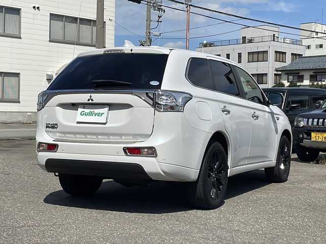 三菱 アウトランダー ＰＨＥＶ G セーフティパッケージ 福井県 2015(平27)年 8万km シルキーホワイト ワンオーナー/4WD/社外メモリナビゲーション/（CD/DVD/BT）/フルセグテレビ /バックカメラ/ミラー一体型ドライブレコーダー/純正18インチアルミホイール/AC100V/ハーフレザーシート/電動格納ミラー/シートヒーター /プリクラッシュセーフティ/レーンキープアシスト/アダプティブクルーズコントロール/パドルシフト/HIDヘッドライト/フォグランプ/スタリングリモコン/オートライト/ETC/スマートキー/プッシュスタート/保証書/取扱説明書
